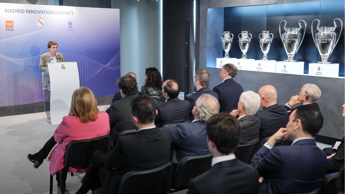 Fotografía que ilustra la noticia: Almeida recalifica 448.000 metros cuadrados de la ciudad deportiva del Real Madrid: el suelo pasa de 70 a 360 millones