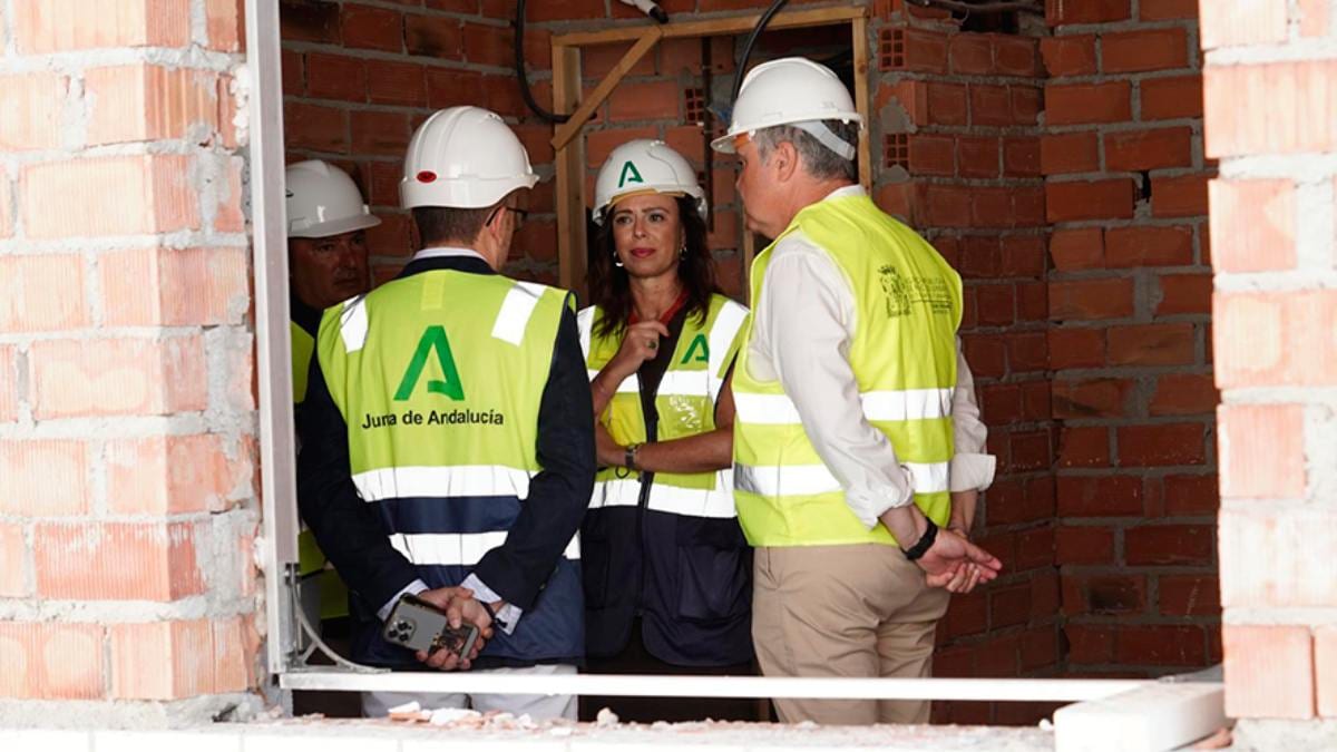 Fotografía que ilustra la noticia: Andalucía pone en el mercado suelo público para 3.678 viviendas, 2.964 de ellas protegidas