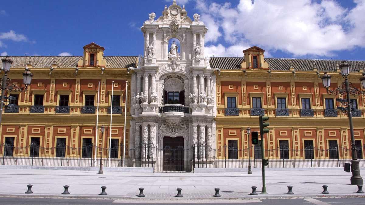 Fotografía que ilustra la noticia: Andalucía saca a subasta 265 inmuebles públicos: suelo para 448 viviendas, 18 de ellas protegidas