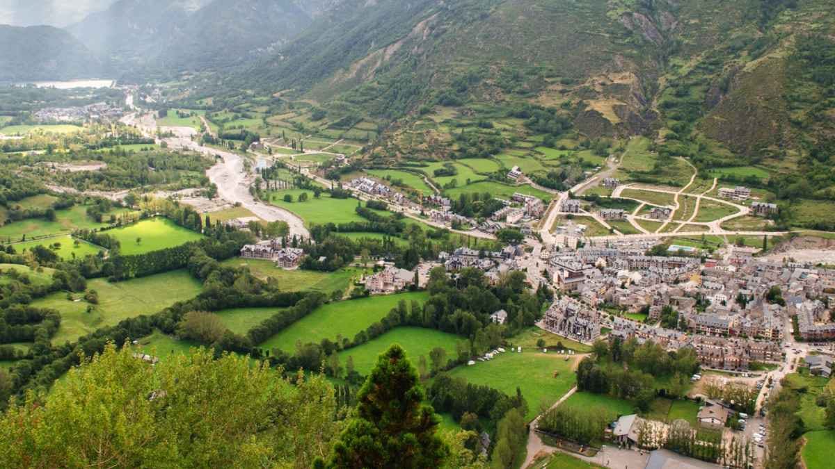 Fotografía que ilustra la noticia: Benasque: retoman un proyecto de 1.162 viviendas junto a la telecabina tras tres décadas paralizado
