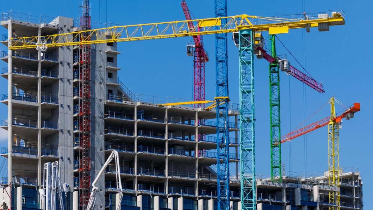 Fotografía que ilustra la noticia: El Gobierno aportará 201,7 millones a promotores privados para levantar 2.425 viviendas asequibles en suelos estatales