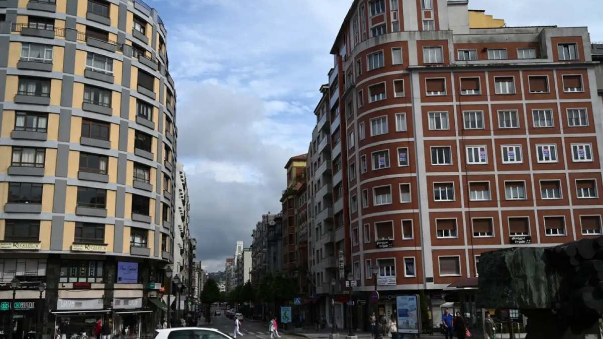 Fotografía que ilustra la noticia: El Gobierno aprueba dos decretos de vivienda: blindaje antidesahucios hasta 2030 y veto a fondos buitre hasta 2028