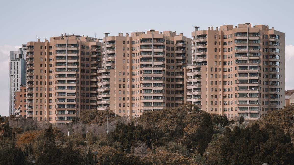 Fotografía que ilustra la noticia: La compraventa de vivienda cae un 4% en junio mientras el precio del m2 sube un 8,8%
