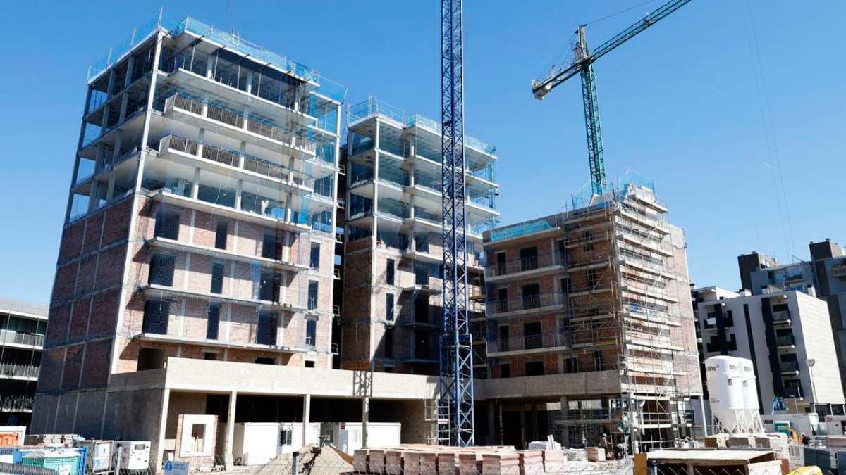 Fotografía que ilustra la noticia: La licitación de vivienda pública marca un récord histórico: 1.065 millones hasta julio, un 52,7% más que en 2025