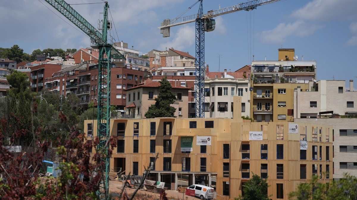 Fotografía que ilustra la noticia: La producción de la construcción cae un 12,7% en junio y la edificación se desploma un 42%