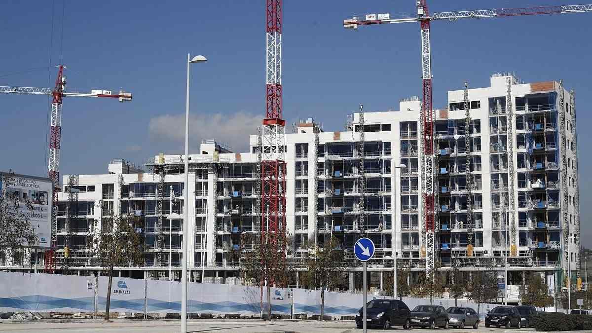 Fotografía que ilustra la noticia: La producción de la construcción cae un 9,8% en julio y encadena siete meses de descensos