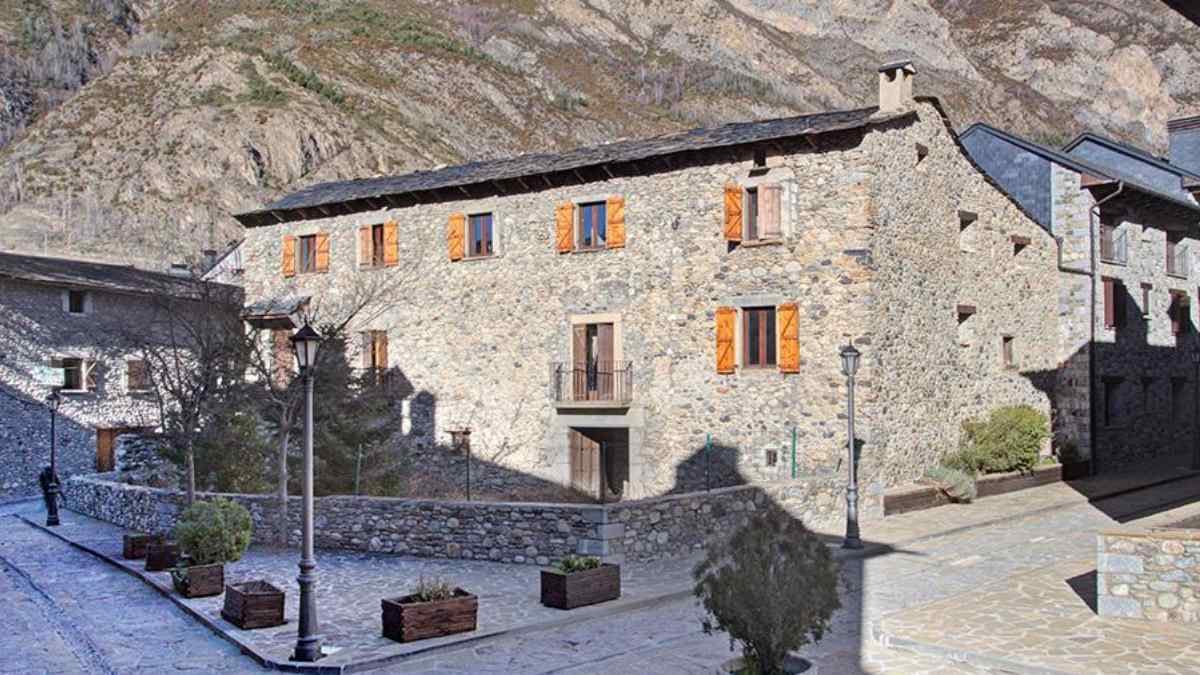 Fotografía que ilustra la noticia: Reental compra por 1,5 millones un palacio del siglo XVI en Benasque para convertirlo en cuatro pisos de lujo